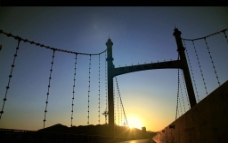 夕阳中的大桥图片