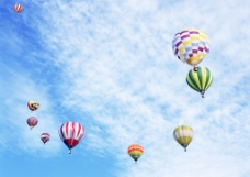 蓝天白云自由放飞的热气球