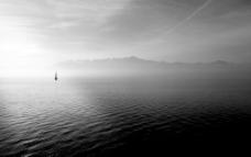 上江江面上的一叶孤帆图片
