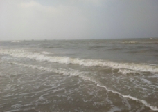 北海银滩冲浪图片