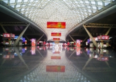 倒影中的广州南火车站图片