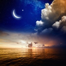 天空日落海面风景与星星月亮图片