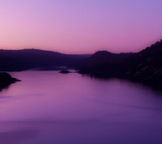 紫色晚霞山水湖面
