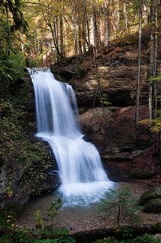 大自然岩石上的瀑布摄影
