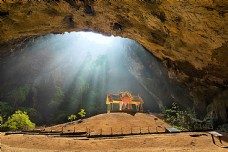 洞穴里的泰国建筑