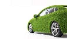 覆盖绿草的汽车图片