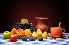 咖啡杯子陶器与新鲜水果