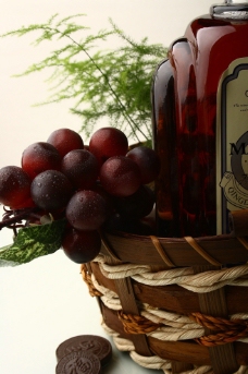 篮子里的洋酒与葡萄图片