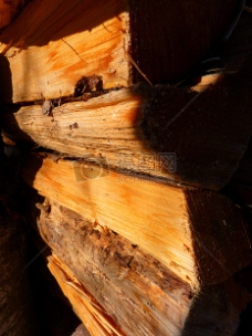 木柴柴房里堆放的木材