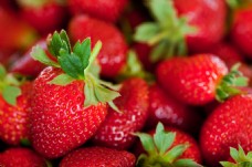 诱人美食新鲜的草莓桑葚水果高清图片