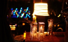 酒吧酒杯灯光图片