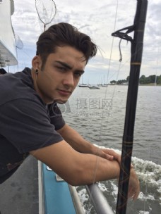 渔船上的青年