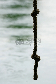 一条悬挂着的绳子