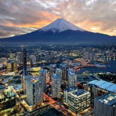 雪山富士山与城市建筑鸟瞰图片