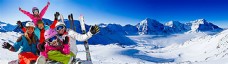 雪山滑雪的人物摄影