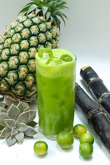 绿色蔬菜菠萝与绿色果汁