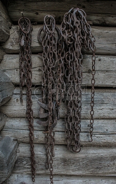 木板上的铁链