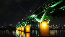 夜景中的大桥