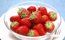 玻璃碗盛装草莓