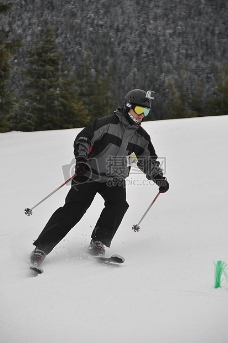 技术精湛的滑雪运动员