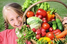 绿色蔬菜手捧着蔬菜的小女孩
