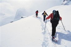 雪山登山的滑雪运动员摄影高清图片