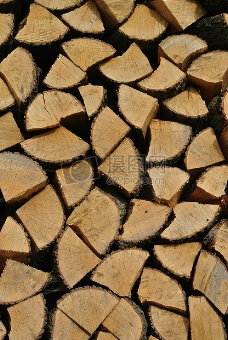 柴堆栈堆砌好的木材