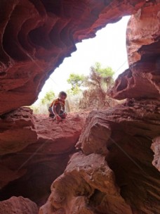 洞穴红砂岩儿童游览贝利奥拉特红色的岩石纹理