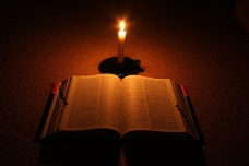 开学图片书本与蜡烛