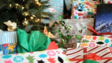 堆积在圣诞树下的圣诞礼物视频素材