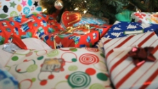 堆积在圣诞树下的圣诞礼物视频素材
