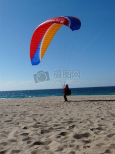 海滩中的滑翔伞