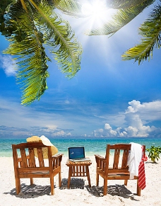 大自然沙滩椅子和桌子上的笔记本